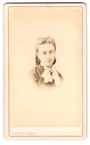 Fotografie Eugene Delon, Toulouse, Rue Lafayette 20, Portrait Brustbild Dame mit Brosche und Haarnetz