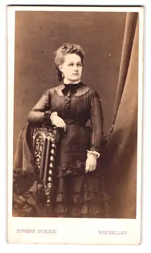 Fotografie Eugene Guerin, Bruxelles, Rue de Louvain 32, Portrait Frau im Tüllkleid mit Halsschleife