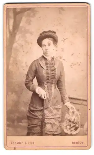 Fotografie Lacombe & Fils, Geneve, Rue de l`Universite, Portrait junge Frau im Kleid mit Hut und Schirm