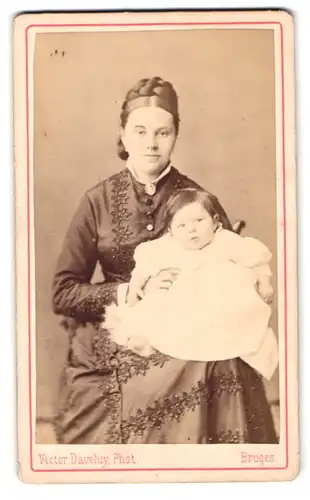 Fotografie Victor Daveluy, Bruges, Quai Vert, Portrait Mutter im Kleid mit Hochsteckfrisur und Kind auf dem Schoss