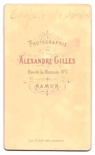 Fotografie Alexandre Gilles, Namur, Rue de la Monnaie 5, Portrait Frau im Biedermeierkleid mit Brosche