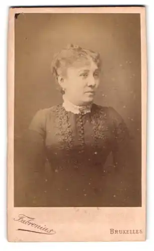 Fotografie Fabronius, Bruxelles, rue Neuve 9, Portrait ältere Dame im Biedermeierkleid mit Locken