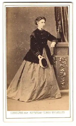 Fotografie Cornelisse, Bruxelles, Rue de l`Ecuyer 38, Portrait Dame im gestreigten Kleid mit Jacke und Hut