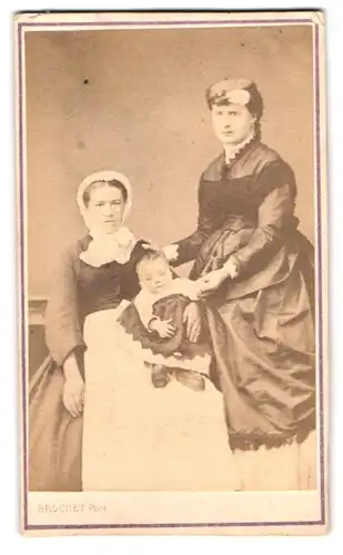 Fotografie Brochet, Evreux, Rue Chartraine 21, Portrait Mutter und Tochter mit Kleinkind auf dem Schoss