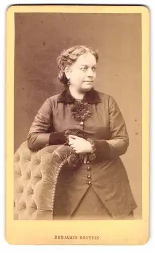 Fotografie Durand, Lyon, Place des Cordeliers 6, Portrait Dame im Kleid mit Blume und Locken