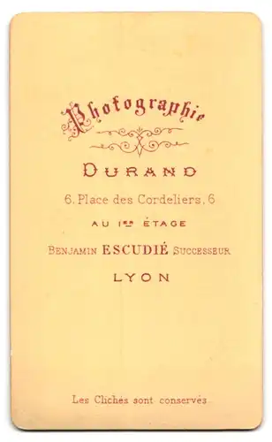 Fotografie Durand, Lyon, Place des Cordeliers 6, Portrait Dame im Kleid mit Blume und Locken