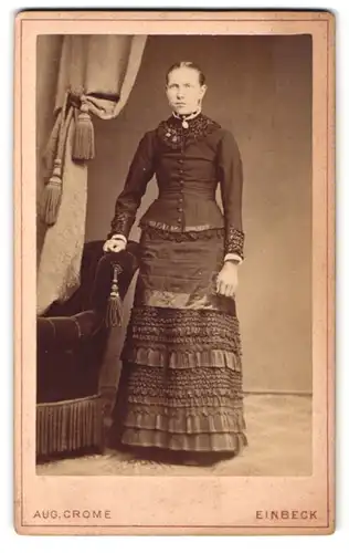 Fotografie Aug. Crome, Einbeck, Baustr., Portrait Dame im Biedermeierkleid mit Halskette
