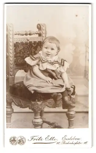 Fotografie Fritz Ette, Eisleben, Bahnhofstr. 18, Portrait kleines Mädchen im Kleid mit Rüschenkragen sitzt auf Stuhl