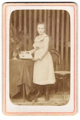 Fotografie Fotograf und Ort unbekannt, Portrait junges Mädchen im hellen Kleid mit Fotoalbum in der Hand