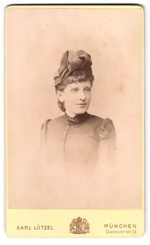 Fotografie Karl Lützel, München, Dachauerstr. 19, Portrait junge Dame im Biedermeierkleid mit Kopfbedeckung
