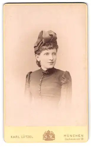 Fotografie Karl Lützel, München, Dachauerstr. 19, Portrait junge Frau im Biedermeierkleid mit Hut