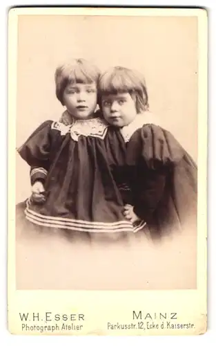 Fotografie W. H. Esser, Mainz, Parkusstr. 12, Portrait zwei Kinder im Kleidchen mit Rüschekragen