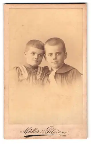 Fotografie Müller & Pilgram, Halle a. S., Poststr. 9-10, Portrait zwei Kinder in Kleidern mit Topfhaarschnitt