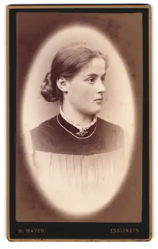 Fotografie W. Mayer, Esslingen, Kronen-Str. 12, Portrait junge Frau im Kleid mit Halskette und Zopf