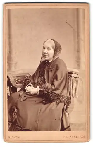 Fotografie R. Fath, Halberstadt, Lindenweg 21, Portrait ältere Dame im Kleid mit Kopftuch