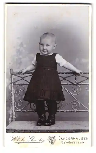 Fotografie Wilhelm Schwabe, Sangerhausen, Bahnhofstr., Portrait Kleinkind Emmy Walter im schwarzen Kleid