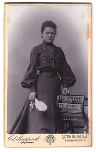 Fotografie Ed. Ruppert, Altenburg S. A., Sporenstr. 2, Portrait junge Frau im Biedermeierkleid mit Fächer in der Hand