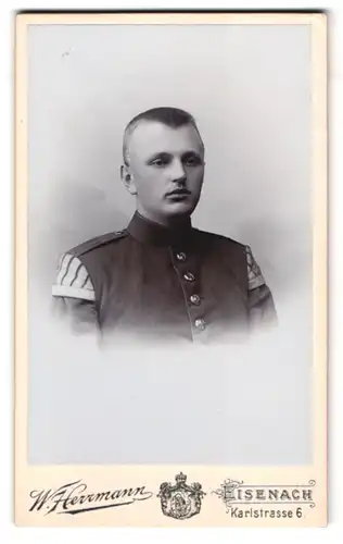 Fotografie W. Herrmann, Eisenach, Kalrstr. 6, Portrait Musiker in Uniform Rgt. 130 mit Schwalbennest