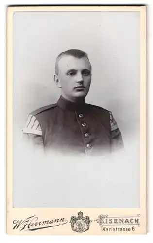 Fotografie W. Herrmann, Eisenach, Karlstr. 6, Portrait Soldat in Musiker Uniform Rgt. 130 mit Schwalbennest