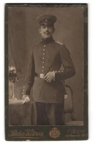 Fotografie Atelier Victoria, Posen, Ritterstr. 13, Portrait Soldat in Uniform Rgt. 5 mit Zwicker Brille