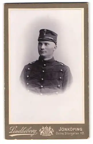 Fotografie Lindheborg, Jönköping, Östra Storgatan 12, Portrait schwedischer Soldat in Uniform Rgt. 3