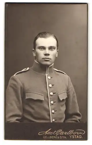 Fotografie Axel Carlborn, Ystad, Gellbergs Eftr., Portrait Soldat Nilsson in Uniform