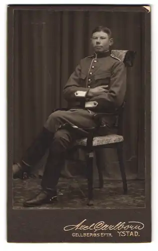 Fotografie Axel Carlborn, Ystad, Gellbergs Eftr., Portrait Soldat Hohmberg in Uniform mit verschrenkten Armen
