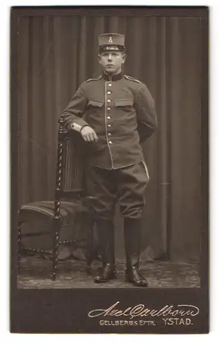 Fotografie Axel Carlborn, Ystad, Gellbergs Eftr., Portrait Soldat Andersson in Uniform Rgt. 7