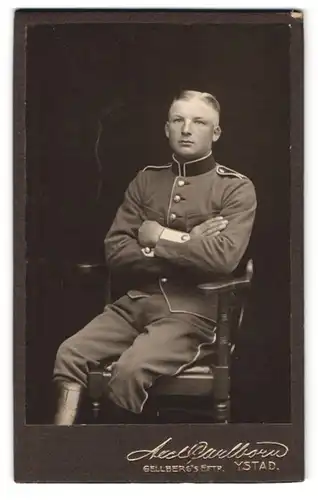 Fotografie Axel Caulborn, Ystad, Gellbergs Eftr., Portrait blonder schwedischer Soldat in Uniform