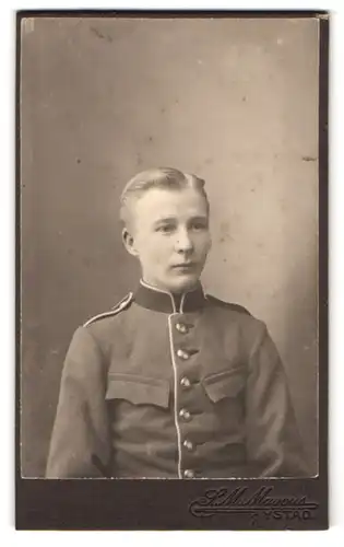 Fotografie S. M. Marcus, Ystad, Portrait junger Knabe Soldat Malmström in Uniform