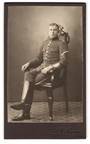 Fotografie S. M. Marcus Ystad, Portrait Soldat Gerion in Uniform sitzend im Atelier