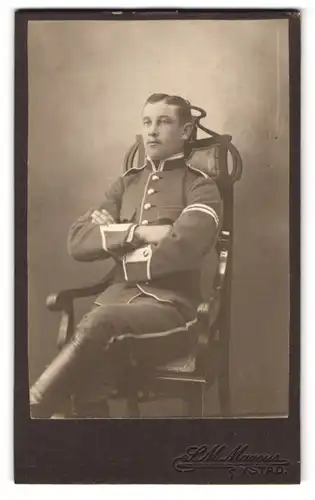 Fotografie S. M. Marcus, Ystad, Portrait Uffz. Sandin in Uniform mit verschrenkten Armen