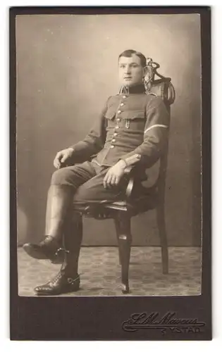 Fotografie S. M. Marcus, Ystad, Portrait Soldat Sandström in Uniform mit Lederstiefeln