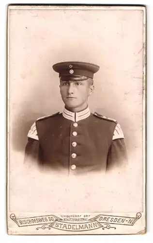 Fotografie H. Aug. Stadelmann, Dresden, Bischofsweg 5G, Portrait junger Musiker in Garde Uniform mit Schwalbennest