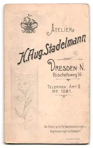 Fotografie H. Aug. Stadelmann, Dresden, Bischofsweg 5G, Portrait junger Musiker in Garde Uniform mit Schwalbennest