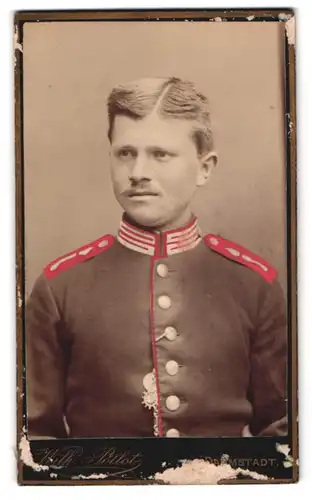 Fotografie Wilh. Pöllot, Darmstadt, Elisabethen-Str. 31, Portrait Soldat in Garde Uniform, coloriert