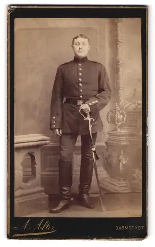 Fotografie A. Alter, Darmstadt, Marienplatz 9, Portrait Soldat in Uniform mit Säbel und Portepee
