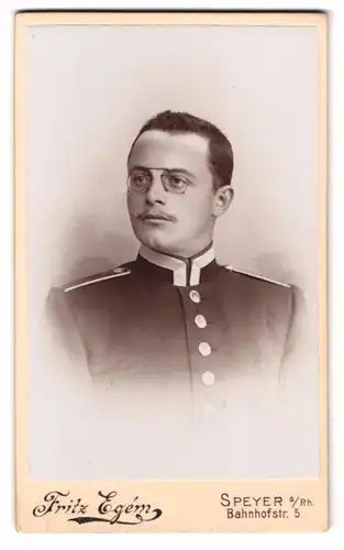 Fotografie Fritz Egem, Speyer a. Rh., Bahnhofstr. 5, Portrait Uffz. Wilh. Pleimes in Uniform Rgt. 2 mit Zwicker Brille