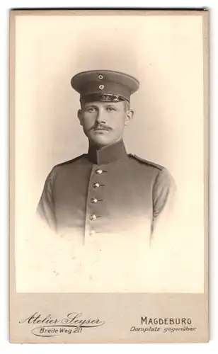 Fotografie Atelier Seyser, Magdeburg, Breite Weg 211, Portrait Soldat in Uniform mit Mütze