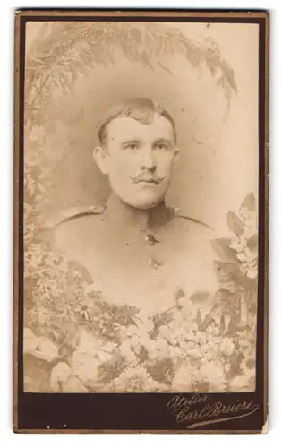 Fotografie Carl Bruere, Metz, Römerstr. 10, Portrait Soldat in Uniform Rgt. 130, im Passepartout