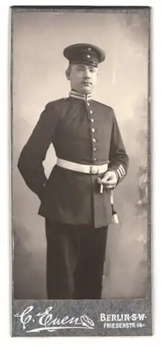 Fotografie C. Euen, Berlin, Friesenstr. 14, Portrait Garde Soldat in Uniform mit Zigarette in der Hand