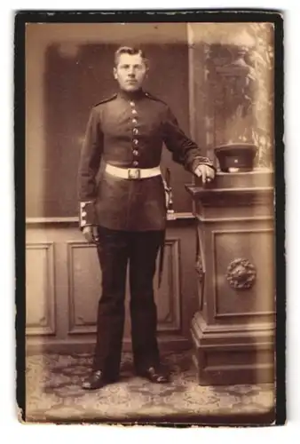 Fotografie K. Maendlen, Strassburg i. E., Nicolausplatz 4, Portrait Soldat in Uniform mit Bajonett und Portepee