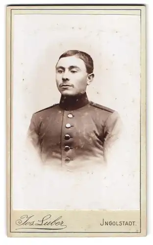 Fotografie Jos. Luber, Ingolstadt, Proviantgasse 878 1 /2, Portrait Soldat in Uniform Rgt. 13