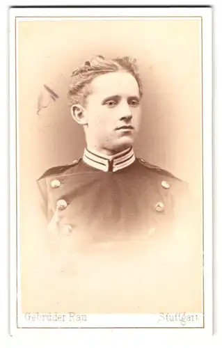 Fotografie Gebrüder Rau, Stuttgart, Königstr. 35, Portrait junger Soldat in Garde Chevaulegers Uniform