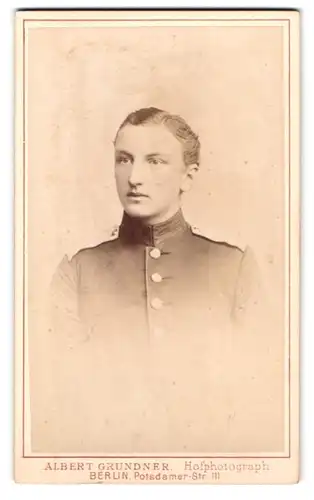 Fotografie Albert Grundner, Berlin, Potsdamer-Str. 111, Portrait Soldat Alfred Vierordt in Uniform