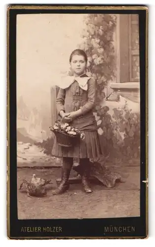 Fotografie Calr Holzer, München, Schommerstr. 17a, Portrait Mädchen im Kleid mit grosser Schleife und Porzellantauben