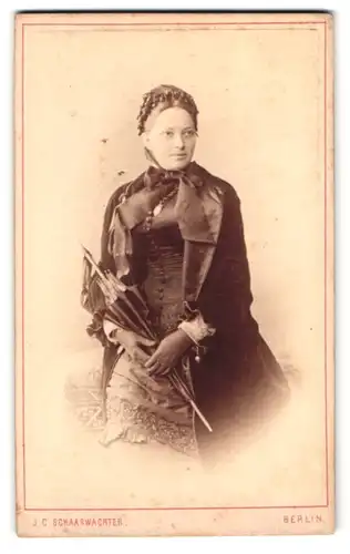 Fotografie J. C: Schaarwächter, Berlin, Friedrich-Str. 190, Portrait junge Frau im Biedermeierkleid mit Sommerschirm