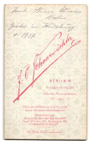 Fotografie J. C: Schaarwächter, Berlin, Friedrich-Str. 190, Portrait junge Frau im Biedermeierkleid mit Sommerschirm