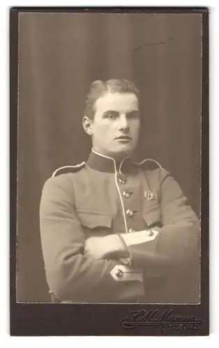 Fotografie S. M. Marcus, Ystad, Portrait schwedischer Sildat Svensson in Uniform mit Schützenabzeichen