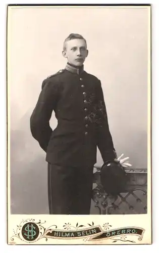 Fotografie Hilma Selin, Örebro, Portrait schwedischer Soldat in Garde Uniform